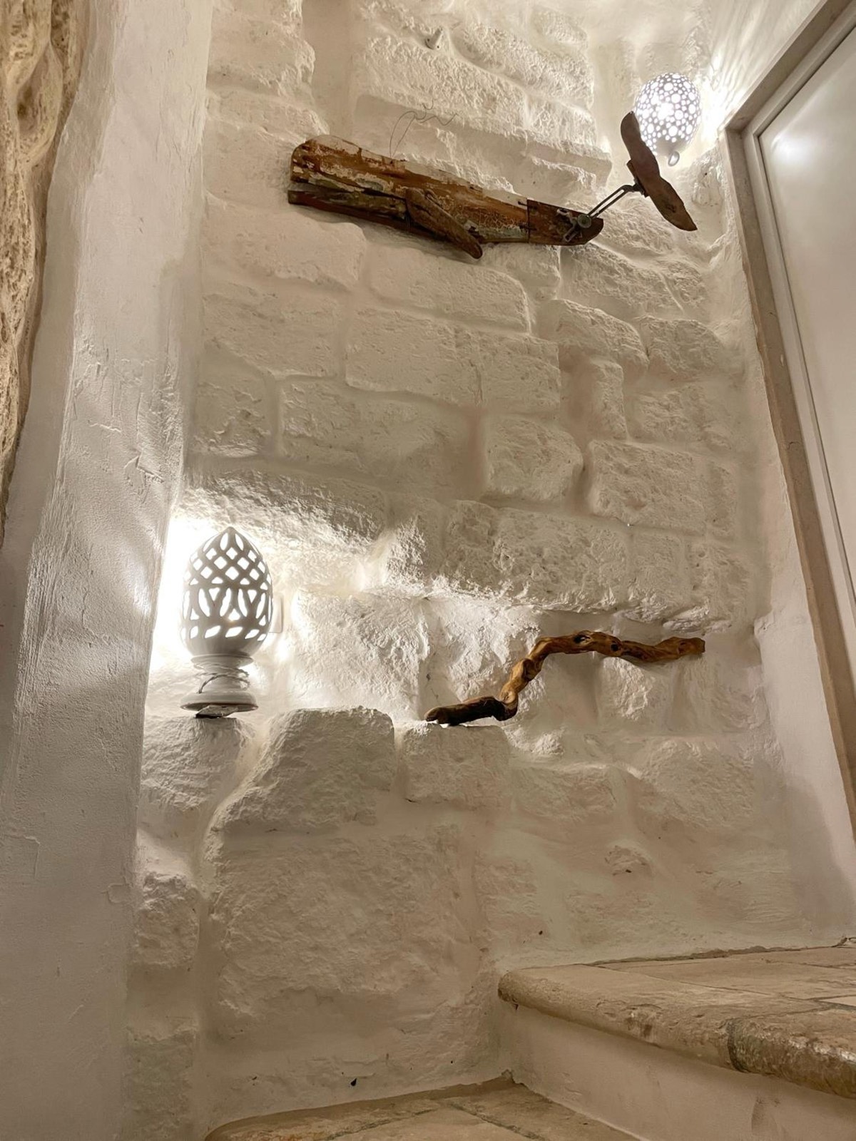 Il muro in pietra con dei rami di legno chiaro