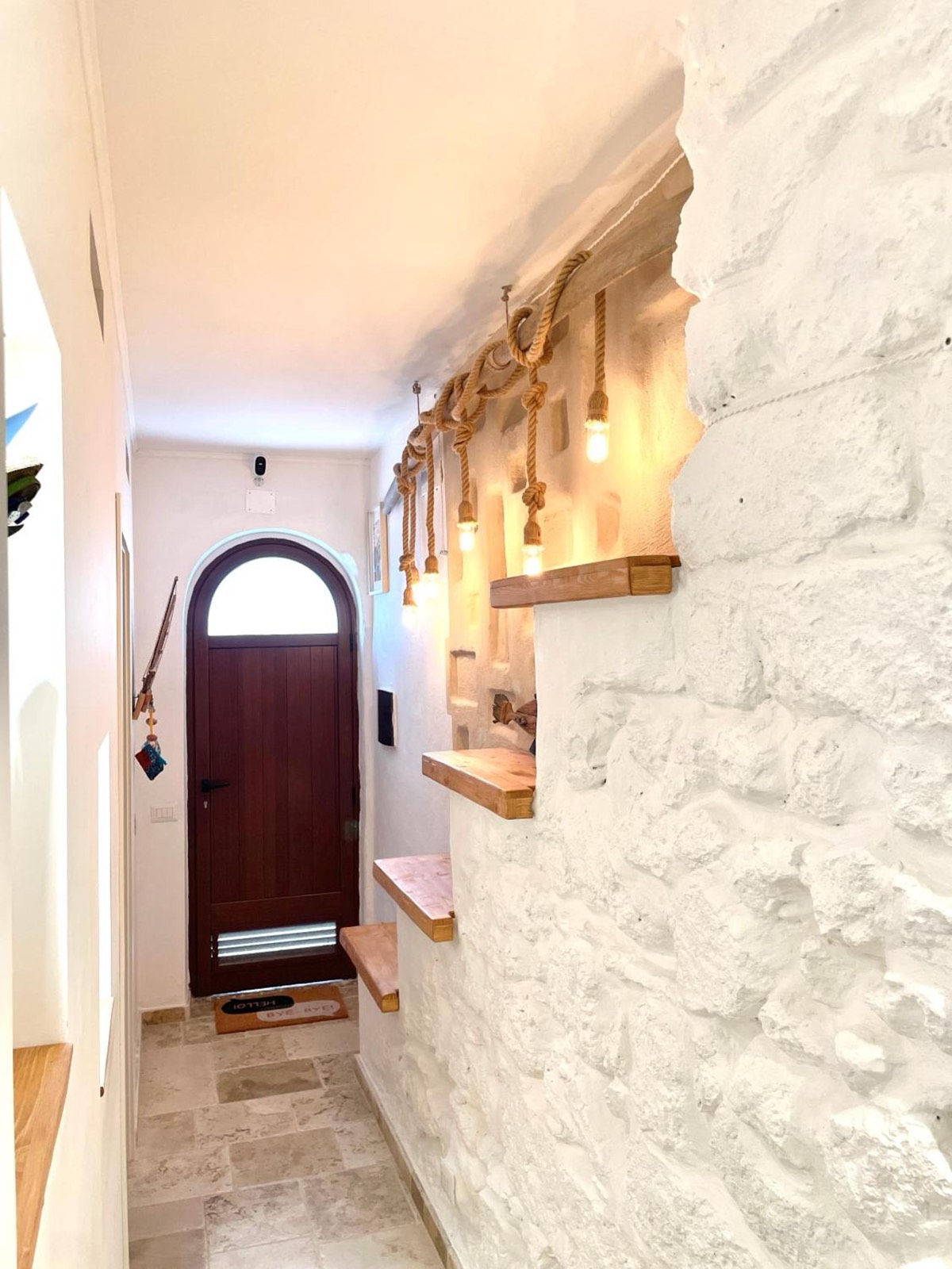 Il corridoio che porta alla porta d’ingresso ad arco