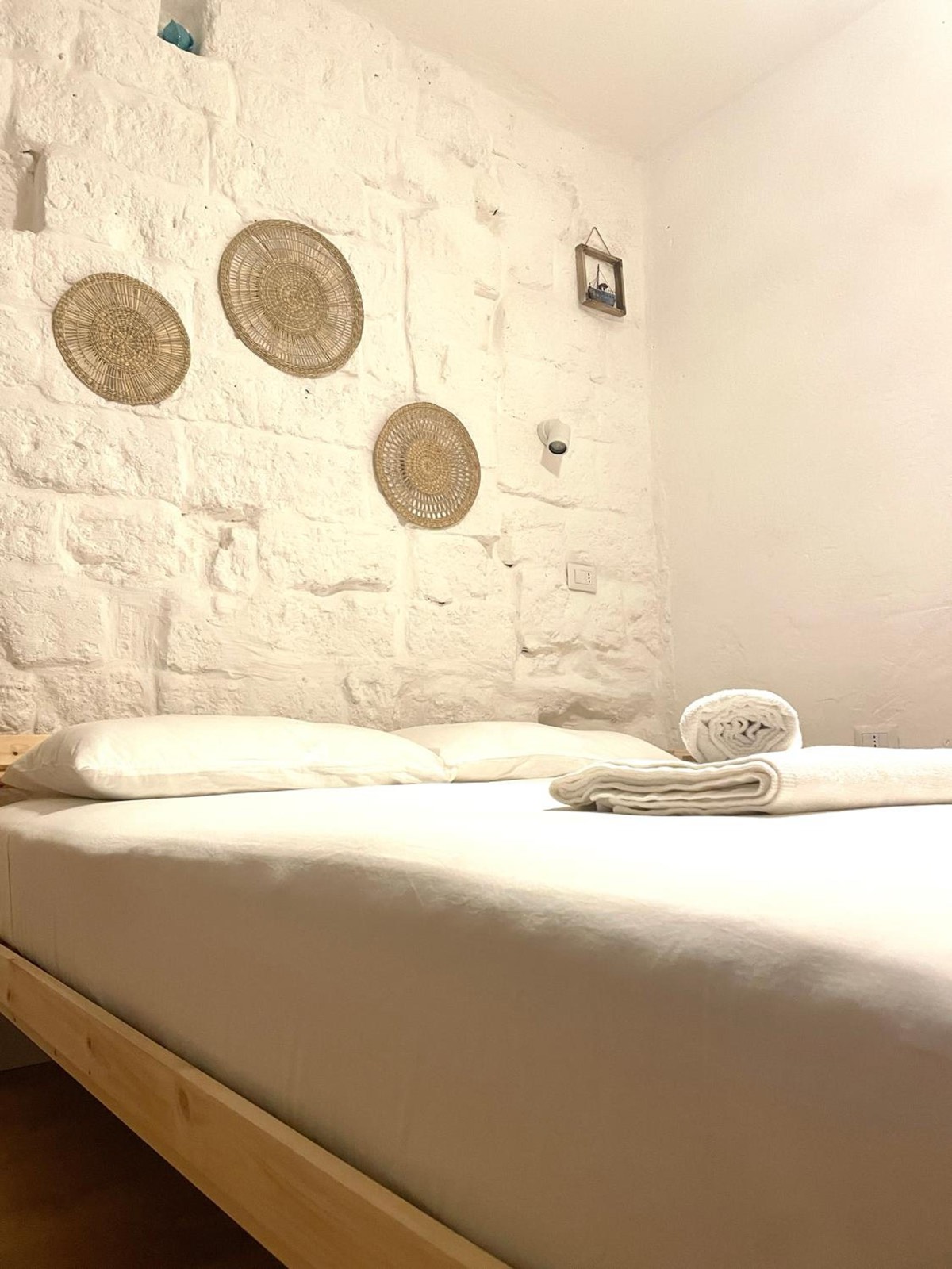 Il letto con gli asciugamani piegati, visto da vicino