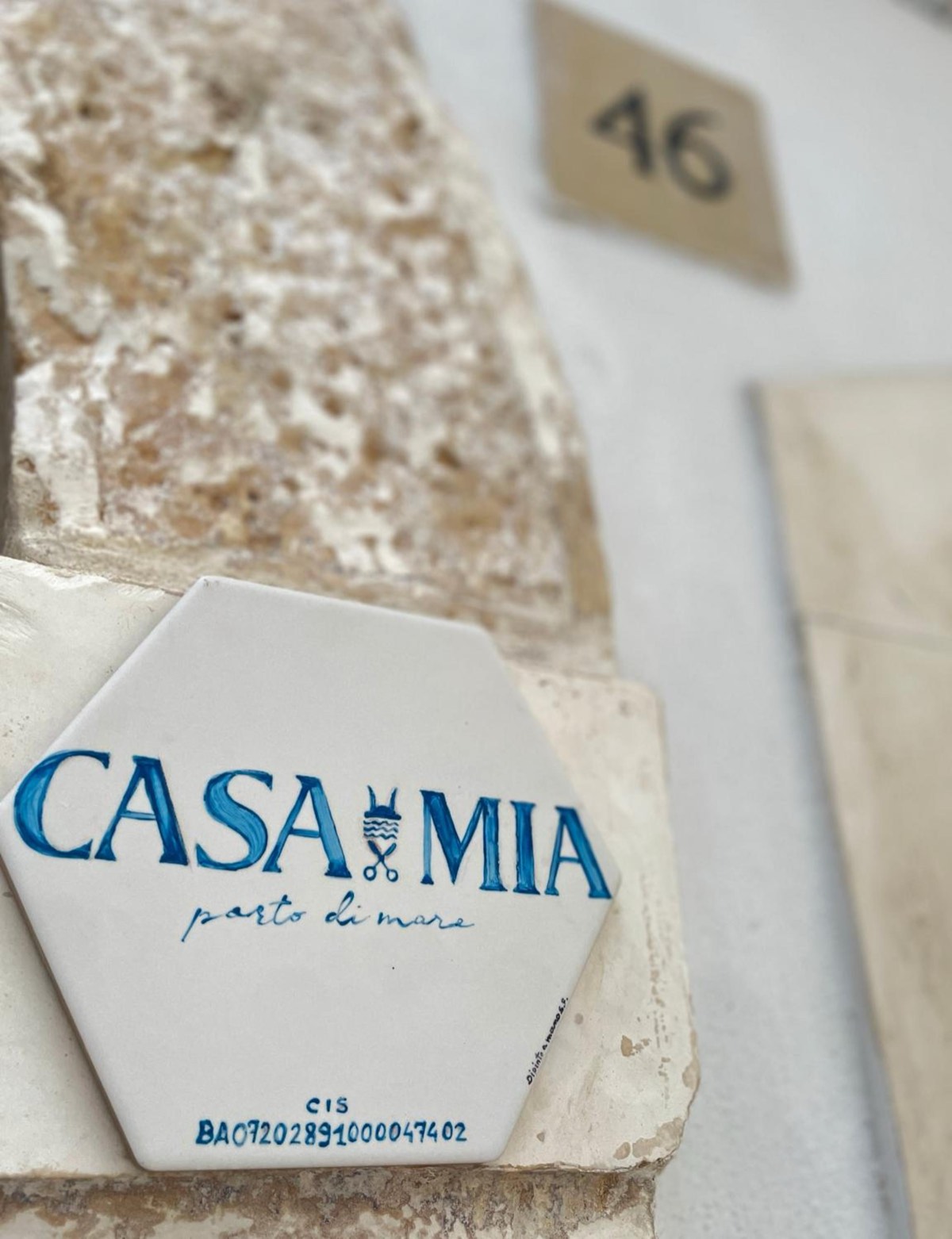 La piastrella in maiolica con il nome Casa Mia, accanto al numero 46