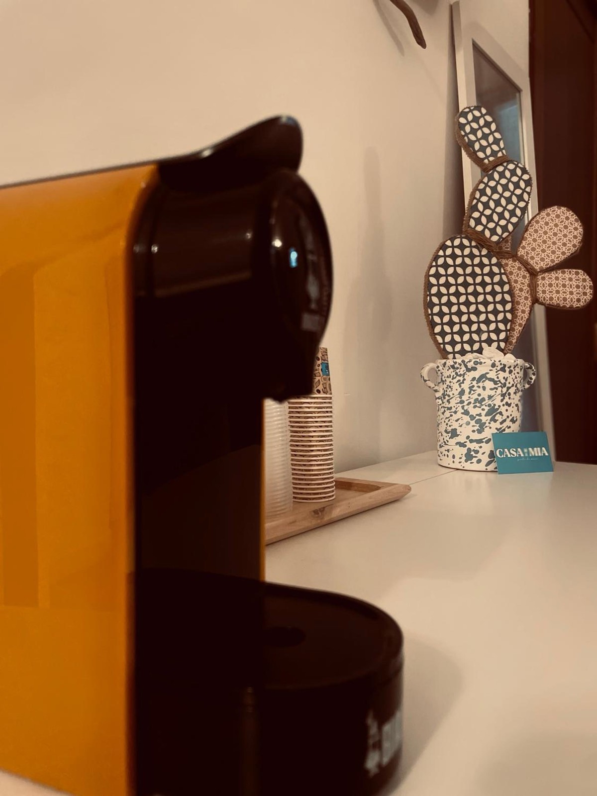 La macchina del caffè e, dietro, un cactus di ceramica