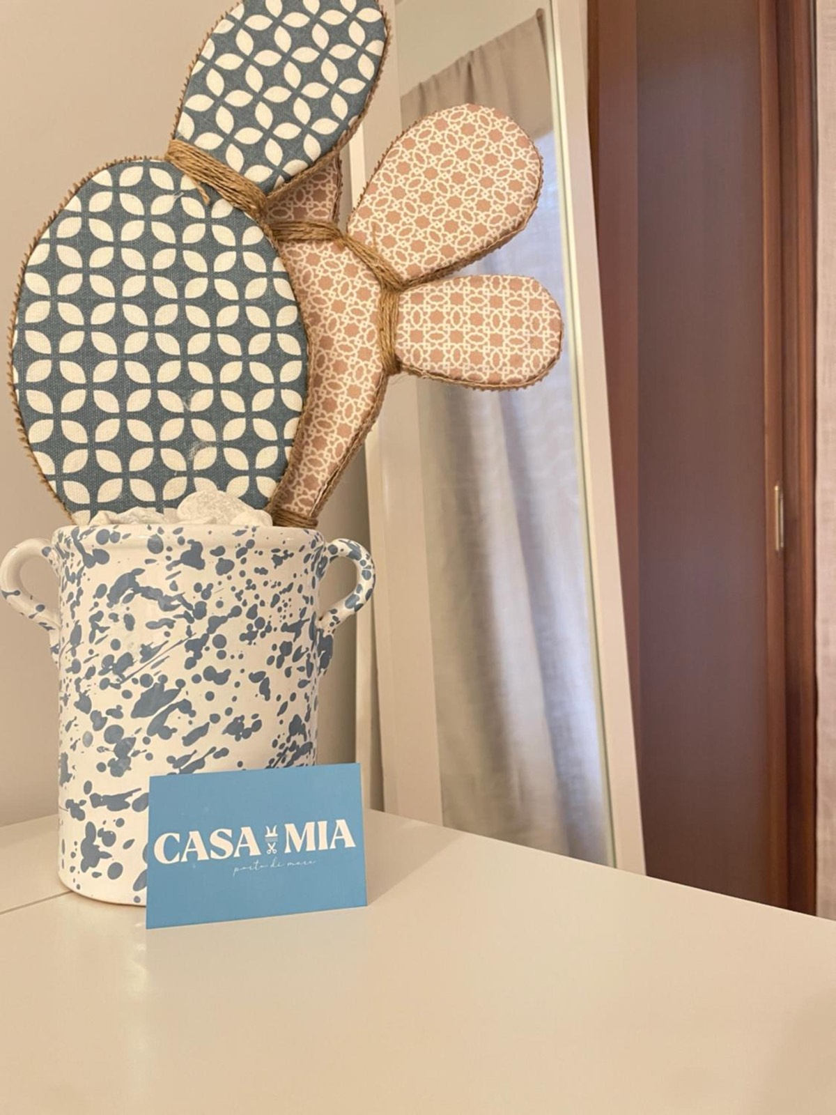 Un cactus di ceramica dipinta e una piccola insegna di Casa Mia