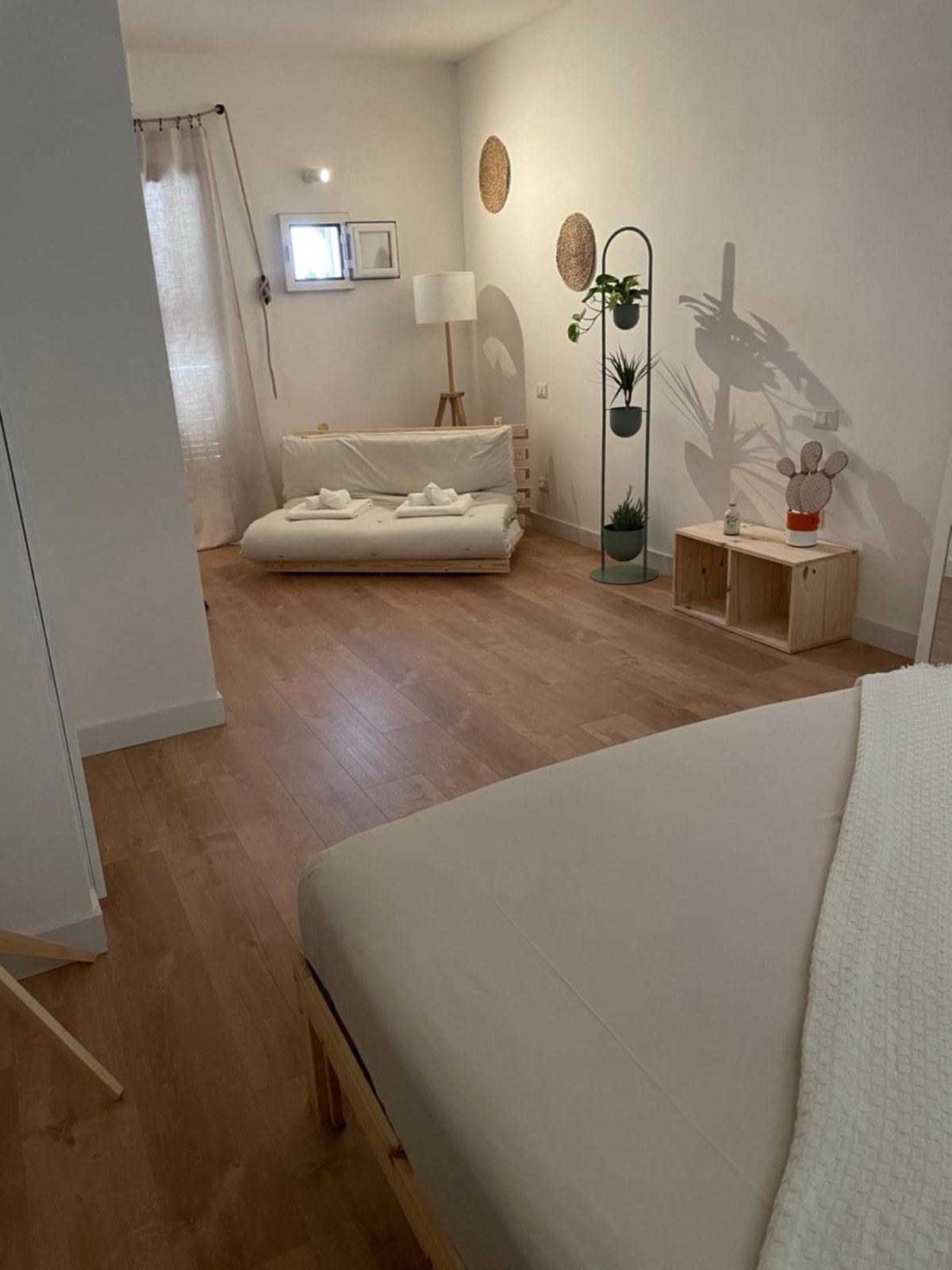La stanza vista dal letto, con il futon in fondo