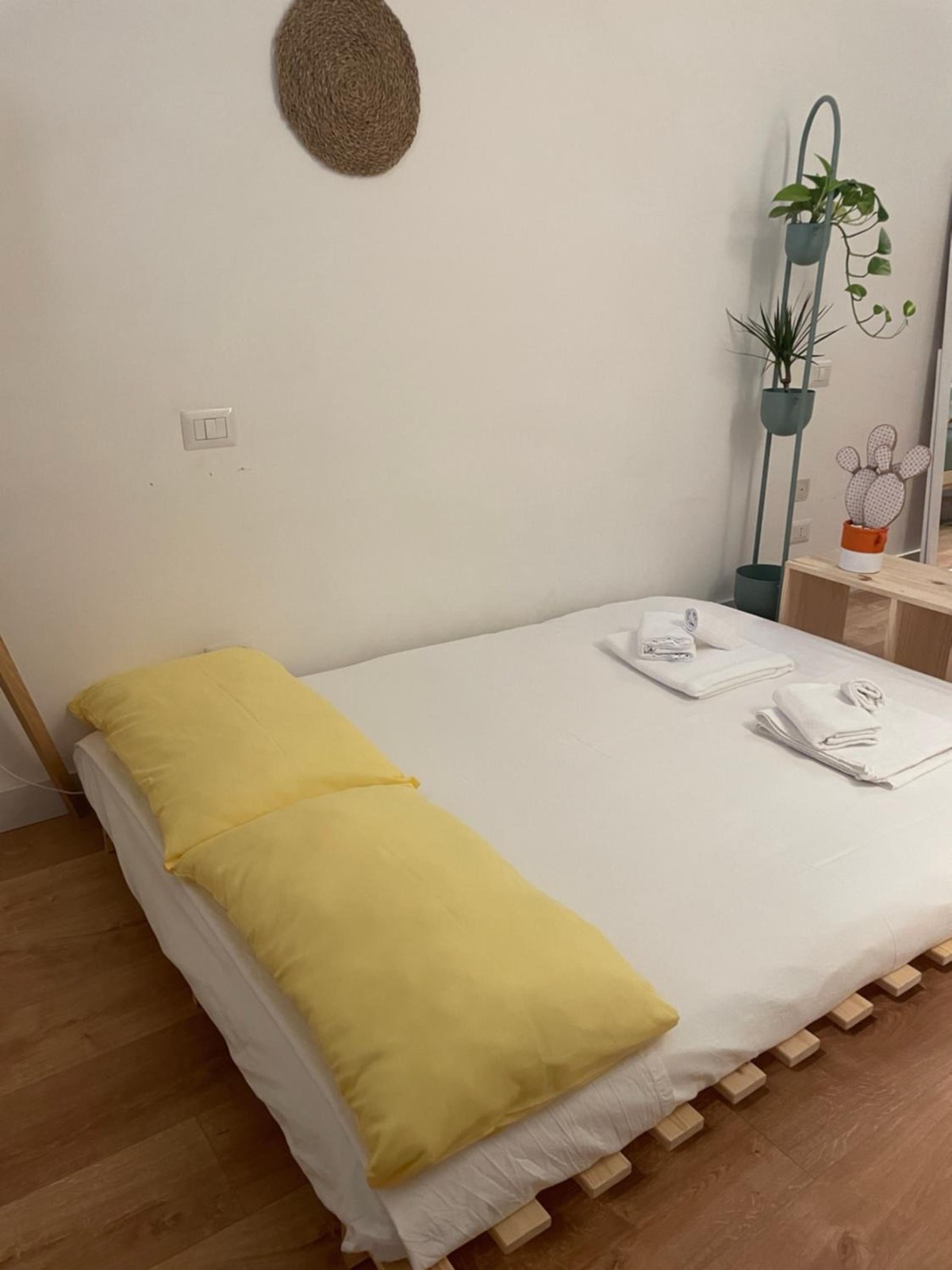 Il futon con un cuscino giallo, sotto un piatto di paglia
