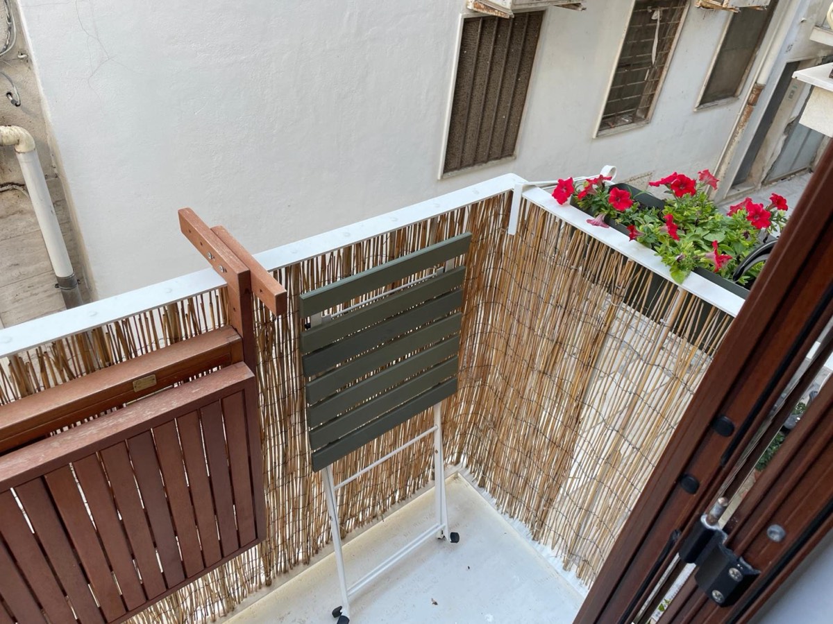 Il balcone visto dall’alto, con le stuoie di canne